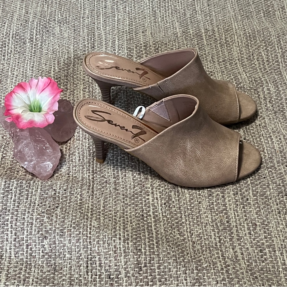 Seven7 Open Toe Distressed Beige Kitten Heel Mules Sz 7